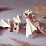 Artista cria esculturas de dragão feitas de feltro