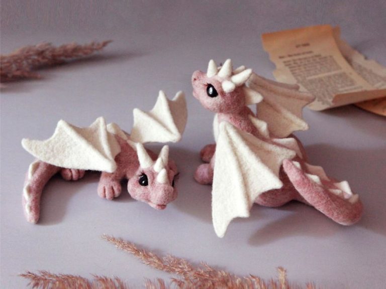 Artista cria esculturas de dragão feitas de feltro