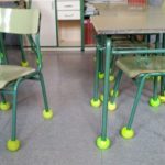 Cadeiras com bola de tenis para diminuir ruido para autistas