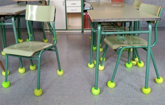 Cadeiras com bola de tenis para diminuir ruido para autistas