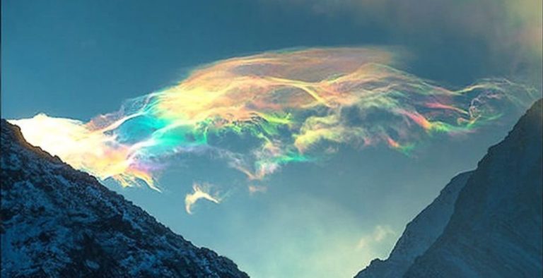 Fotógrafa russa captura o belo fenômeno da iridescência no céu