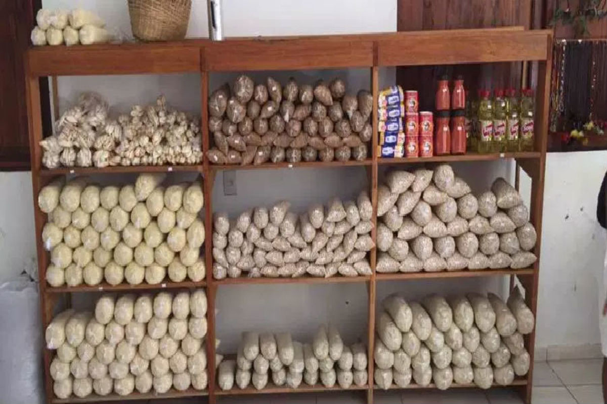 O 1º supermercado brasileiro em que clientes podem trocar lixo reciclável por comida