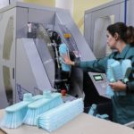 Empresa transforma lixo retirado do mar em baldes, vasilhas e até vassouras