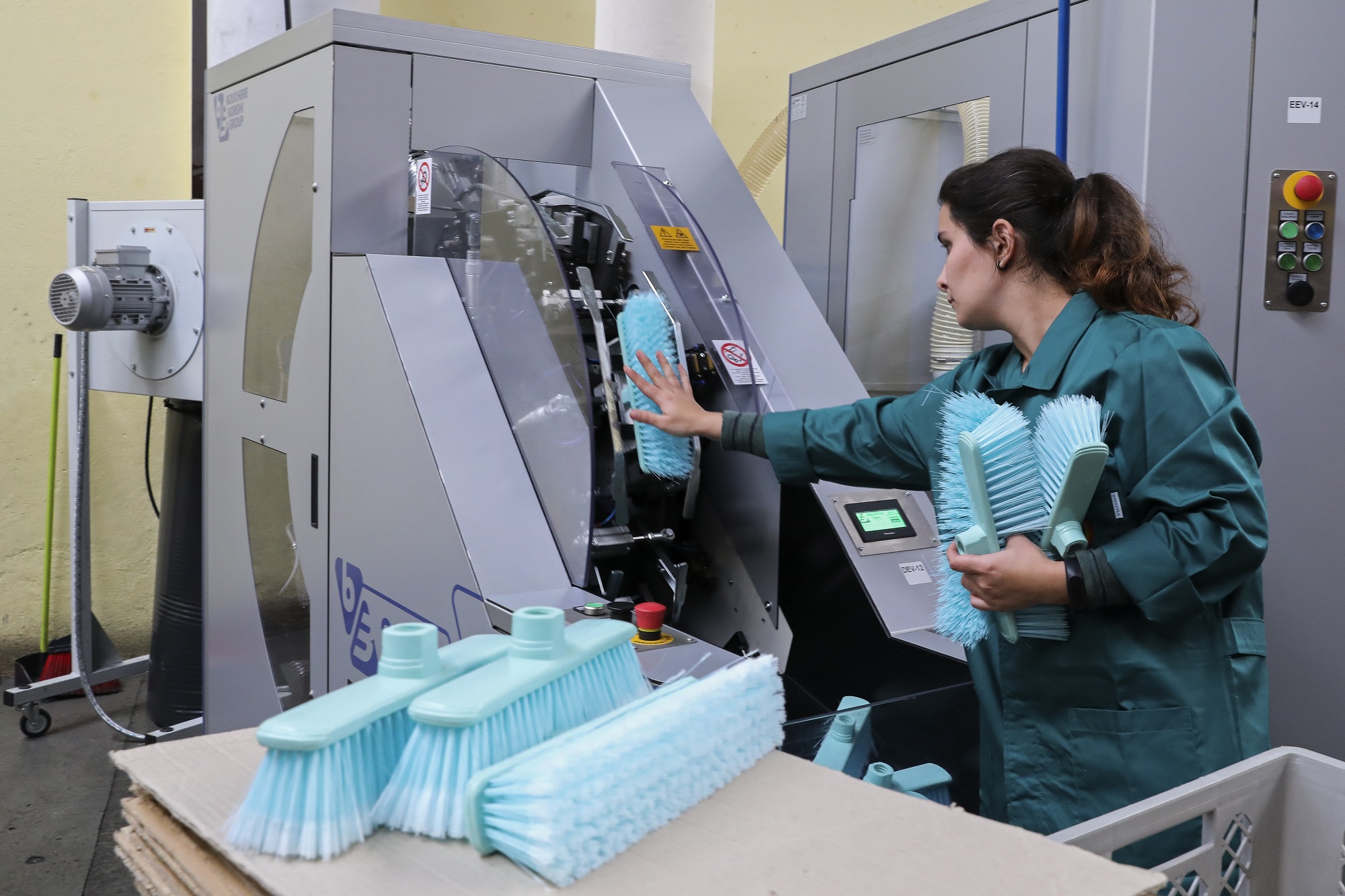 Empresa transforma lixo retirado do mar em baldes, vasilhas e até vassouras