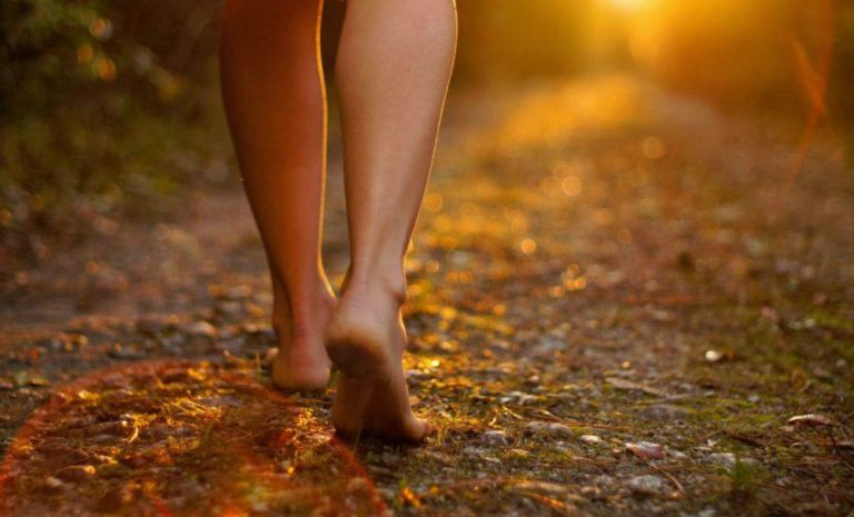 A ciência comprovou que andar descalço faz bem e pode curar doenças
