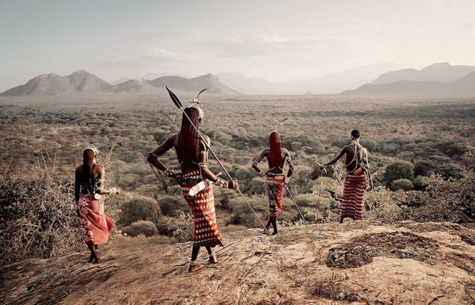 Fotógrafo viaja ao redor do mundo registrando tribos isoladas