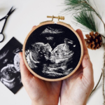 Mãe artista borda fotos de ultrassom e os pedidos não param de crescer