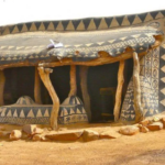 Aldeia africana isolada têm obras de arte nas paredes de suas casas