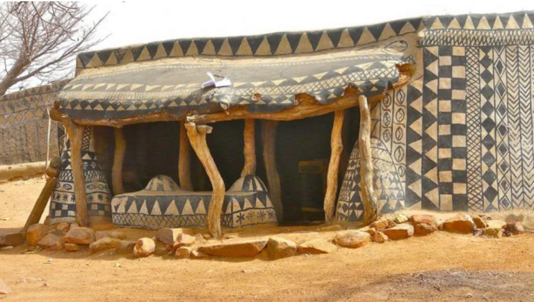 Aldeia africana isolada têm obras de arte nas paredes de suas casas