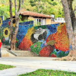 Usando 200 mil tampas de garrafas recicladas, artista criou um dos maiores murais ecológicos da américa latina