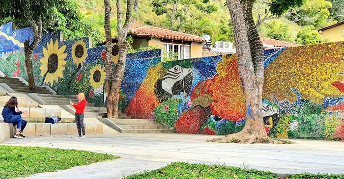 Usando 200 mil tampas de garrafas recicladas, artista criou um dos maiores murais ecológicos da américa latina