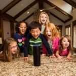 Menino de 6 anos é flagrado fazendo tarefa de matemática com ajuda da Amazon Alexa