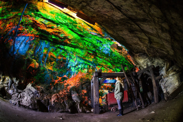 As rochas fluorescentes do Museu da Mineração de Sterling Hill