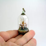 Artista usa peças antigas de joalheria para criar incríveis mundos em miniatura