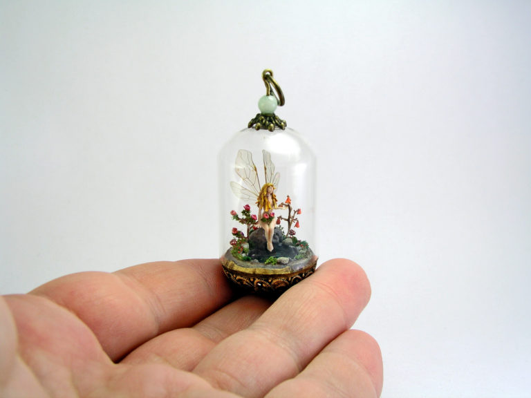 Artista usa peças antigas de joalheria para criar incríveis mundos em miniatura