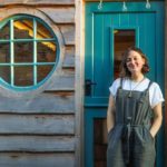 Esta jovem usou seu amor pela madeira para construir sua própria casa