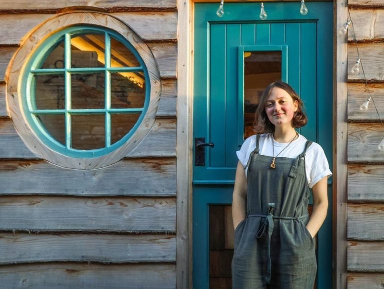Esta jovem usou seu amor pela madeira para construir sua própria casa