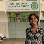 Projeto de inclusão leva e incentiva o uso de absorventes ecológicos, feitos por mulheres do sistema prisional brasileiro