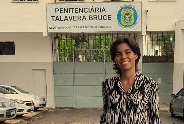 Projeto de inclusão leva e incentiva o uso de absorventes ecológicos, feitos por mulheres do sistema prisional brasileiro