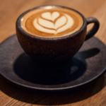 Veja que interessante estas xícaras feitas com borra de café