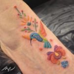 Esta mexicana “costura” tatuagens forais coloridas inspiradas em sua cultura