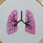 Médica cria bordados da anatomia humana para você amar e entender seu corpo
