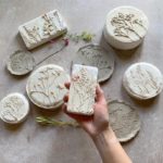 Artista usa flores reais para criar delicadas peças de cerâmica