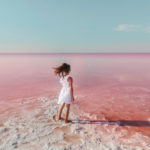 Conheça o fenômeno que deixa esse lago na Austrália cor de rosa