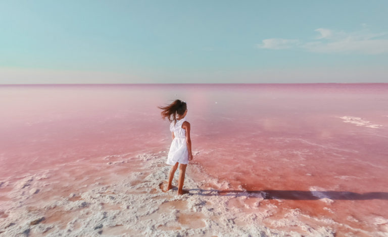 Conheça o fenômeno que deixa esse lago na Austrália cor de rosa