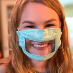 Ela criou máscaras para surdos e vai distribuí-las de graça