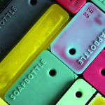 Estes frascos de shampoo são feitos inteiramente de sabão para não gerar resíduos de plástico