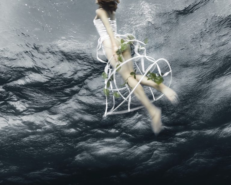 Fotógrafa usa própria piscina para uma delicada série de fotos subaquáticas