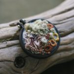 Artista de bordados se inspira em texturas orgânicas para criar peças abstratas