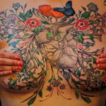 Cicatrizes de mastectomia ocultas com tatuagem