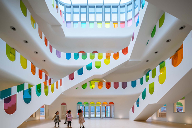 Edifício minimalista ganha 483 peças de vidro policromático na China
