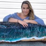 Artista usa resina para transformar objetos do cotidiano em paisagens marinhas