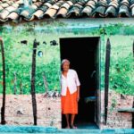 Artista embeleza fachadas de casas de povoado baiano com fotografias em tamanho real