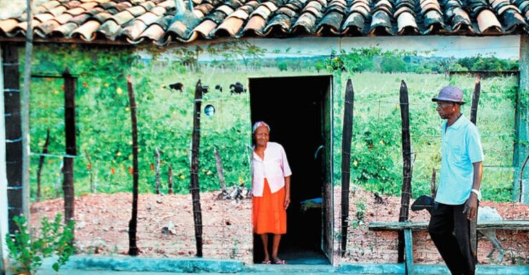 Artista embeleza fachadas de casas de povoado baiano com fotografias em tamanho real