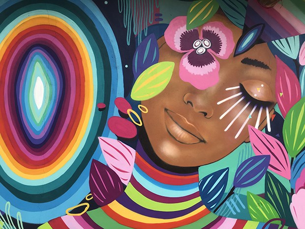 Mari Pavanelli e seus grafites cheios de cor e beleza feminina