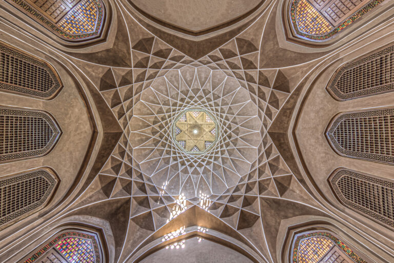 Retratos arquitetônicos deslumbrantes capturam interiores de mesquitas históricas do Irã