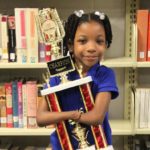 Menina que nasceu sem as mãos é bicampeã em concurso de caligrafia