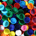 Grupo faz 195 mil tampinhas virarem cadeira de rodas