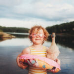 Fotógrafa captura com maestria o vínculo inocente entre crianças e animais