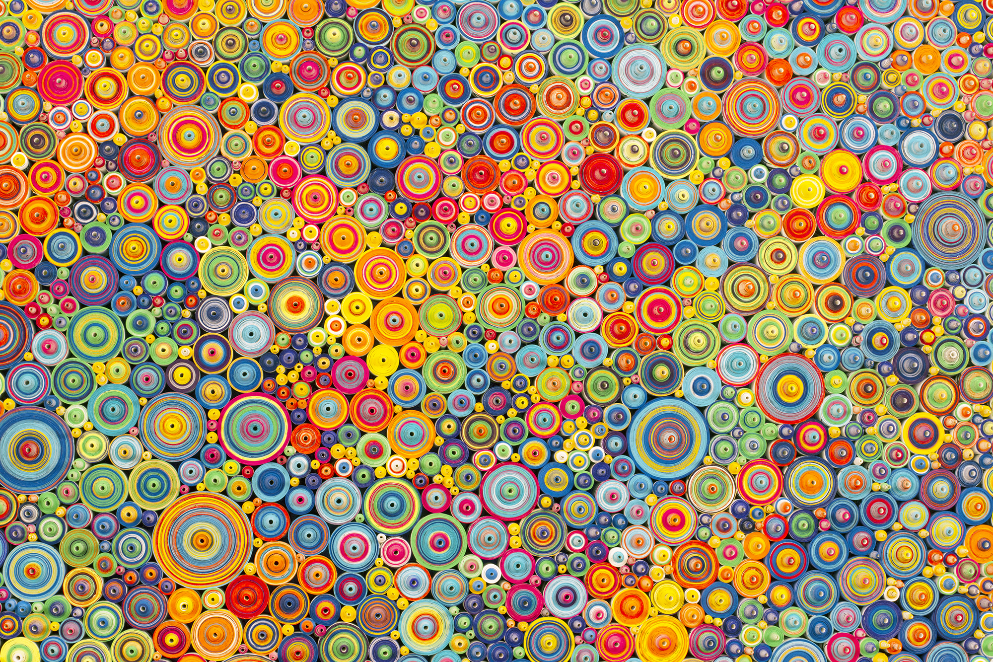 Milhares de tiras de papel colorido formam esculturas abstratas caleidoscópicas