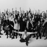 70 pessoas unidas para ilustrar, na pele, a vida de uma rosa
