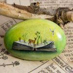 Pequenos mundos pintados em pedras