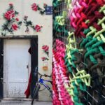 As instalações urbanas feitas com bordados florais gigantes