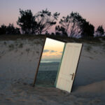 As instalações de espelhos retrovisores refletem nossa conexão com o mundo ao nosso redor