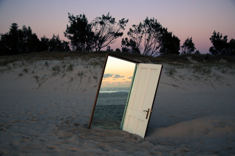 As instalações de espelhos retrovisores refletem nossa conexão com o mundo ao nosso redor