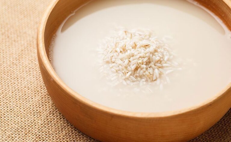 Receita caseira: água de arroz para amaciar e clarear a pele